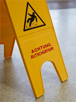 Schild Achtung nasser Boden